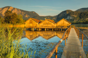 Kochelsee mit Blick zum Herzogstand und Heimgarten, Oberbayern, Bayern, Deutschland Kochelsee mit Blick zum Herzogstand und Heimgarten, Oberbayern, Bayern, Deutschland